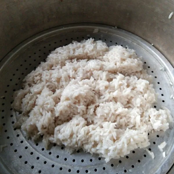 Kukus kembali beras ketan selama 25 menit, angkat dan dinginkan.