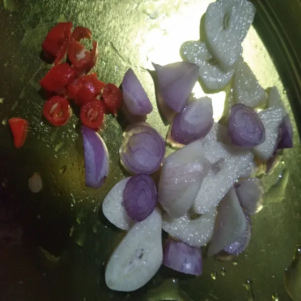 Potong bawang merah, bawang putih, dan cabe.