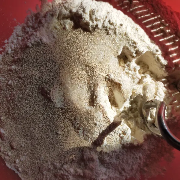 Campur bahan tepung terigu, gula pasir dan ragi instan jadi satu.