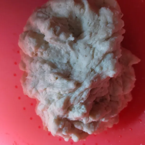 Setelah 1/2 kalis, masukkan butter dan garam, lanjut uleni/ mixer hingga kalis. Setelah kalis, tutup dough. Proofing hingga double size selama -/+ 45 menit. Setelah double size, kempiskan dough lalu bagi adonan @50gram, bulatkan lalu tutup istirahatkan kembali selama 20 menit.