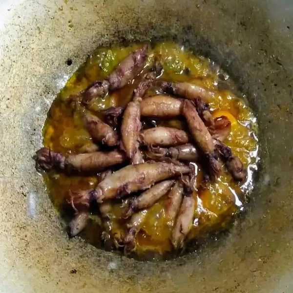 Masukkan cumi, masak sampai air menyusut, angkat dan sajikan.