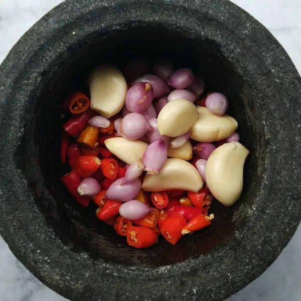 Potong-potong cabe, masukan ke lumpang, tambahkan juga bawang merah dan bawang putih (aku pake banyak bawang merah soalnya ukurannya kecil).