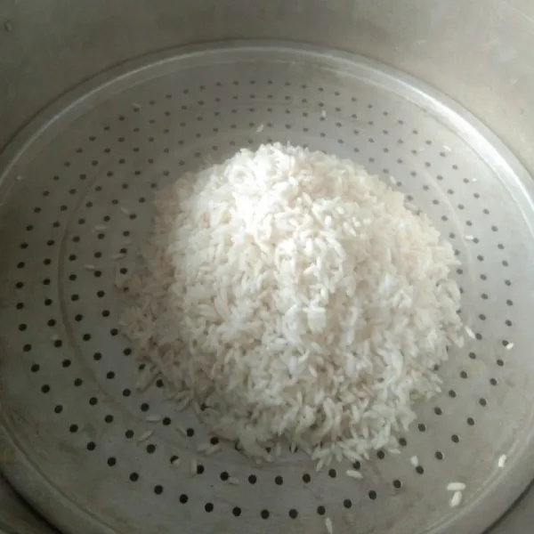 Kukus beras ketan yang sudah dicuci selama 15 menit, angkat dan sisihkan.