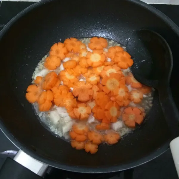 Setelah itu masukan wortel, aduk rata, masak sebentar saja.
