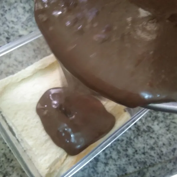 Tuang larutan cokelat yang sudah dimasak tadi