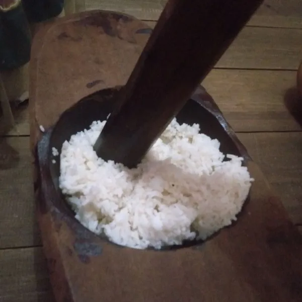 Tumbuk nasi hingga menjadi halus
