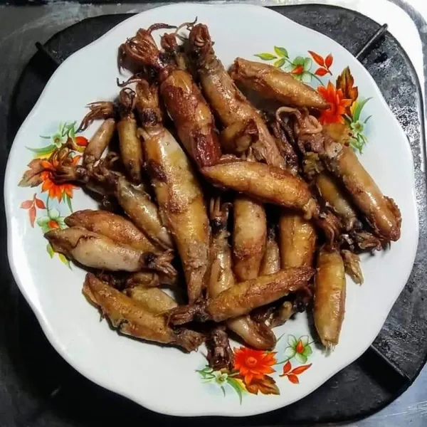 Cuci bersih cumi, rebus, angkat dan tiriskan. Lalu goreng sampai garing, angkat, tiriskan dan sisihkan.