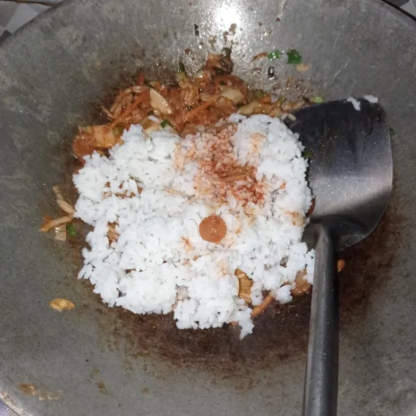 Masukkan nasi, bumbui kecap asin dan air kimchi, aduk sampai tercampur rata.