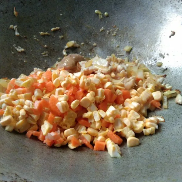 Masukan ayam, masak hingga berubah warna, kemudian masukan wortel dan jagung manis, aduk rata