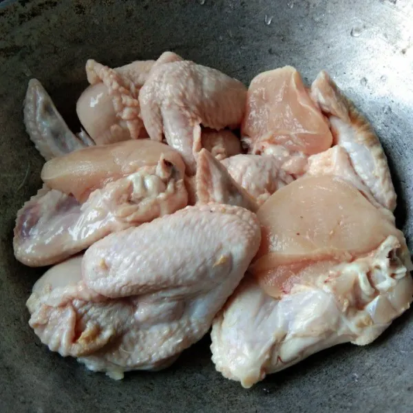 Cuci ayam, keringkan kemudian tata ayam dalam wajan
