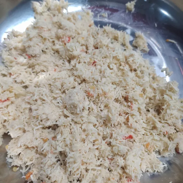 Bumbu kelapa : haluskan bawang merah, bawang putih dan cabe rawit. Campur bumbu halus dengan kelapa parut, garam, kaldu jamur dan gula pasir. Aduk sampai merata. koreksi rasa sesuai selera.