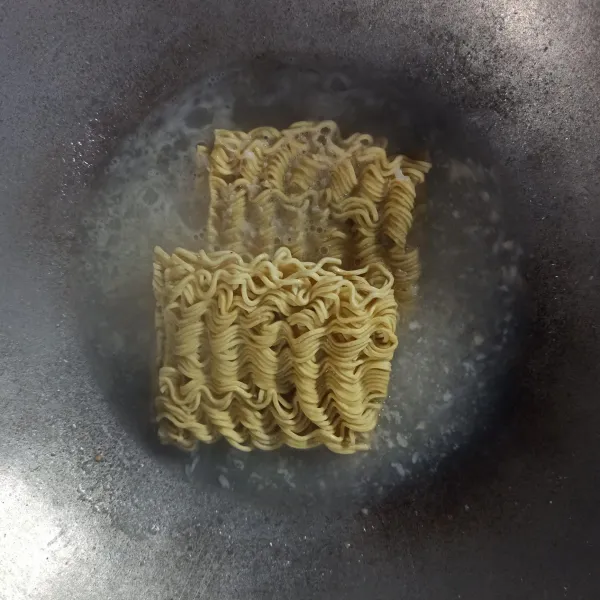 Masukkan mie, aduk rata.