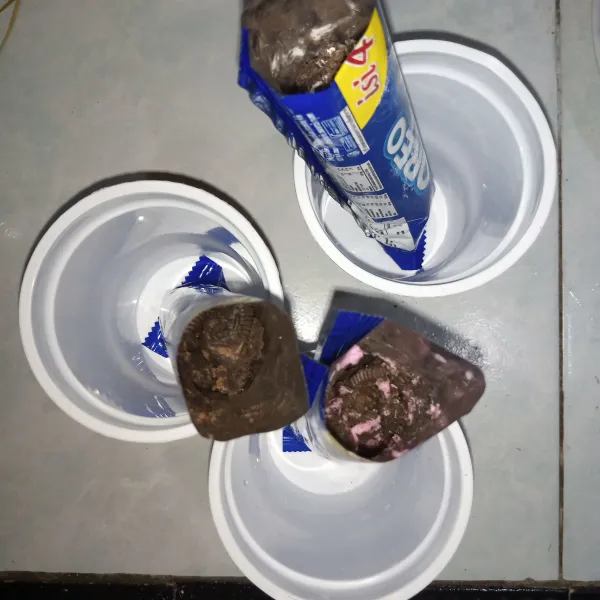 Buka bungkus oreo letakkan didalam gelas.