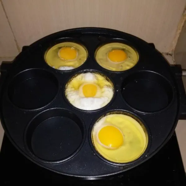 Panaskan minyak goreng. Ceplok telur hingga matang