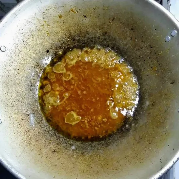 Masukkan bumbu halus, tumis lagi sampai harum, tambahkan air, kaldu bubuk, gula pasir dan garam.