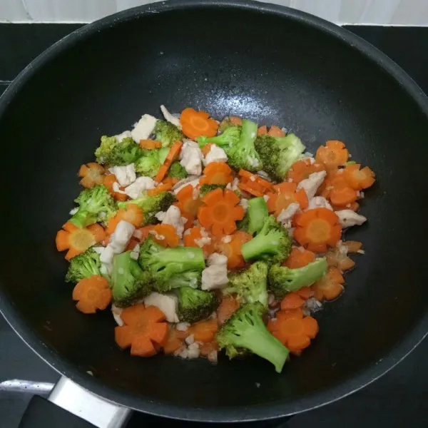 Kemudian masukan brokoli,aduk rata, masak hingga matang. Angkat dan siap disajikan.
