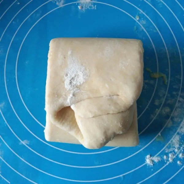 Giling lagi dengan rolling pin, lipat bagian bawah dan atas ke bagian tengah, lakukan bagian ini 2 kali.