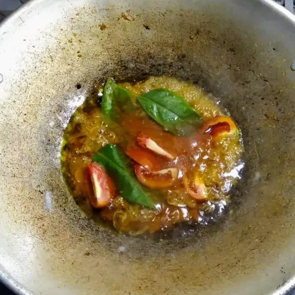 Masukkan daun salam dan tomat.