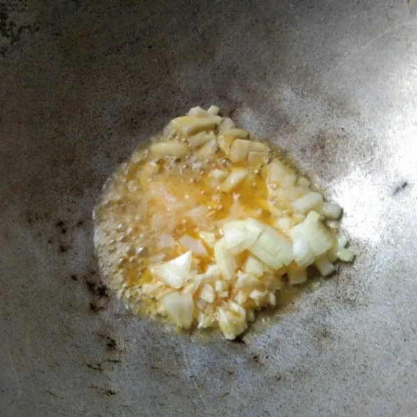 Panaskan margarin, tumis bawang putih dan bawang bombay hingga harum