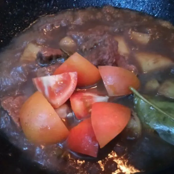 Terakhir masukkan potongan tomat, masak hingga tomat layu. Matikan api dan hidangkan.