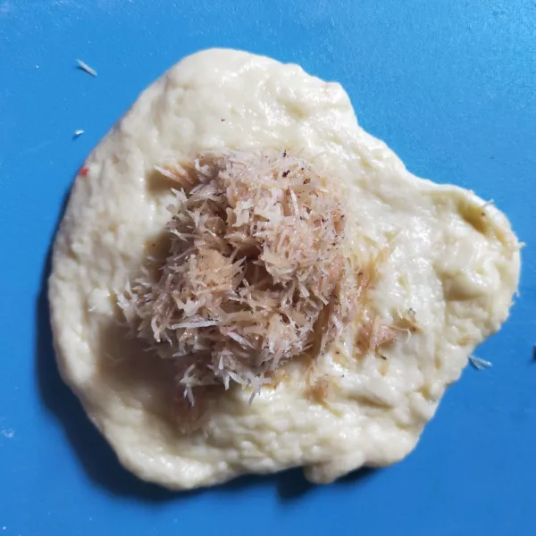 Ambil 1 bulatan dough, pipihkan dengan rolling pin. Lalu beri isian unti kelapa, bulatkan kembali. Lakukan sampai semua dough habis.Tutup dan proofing hingga double size.