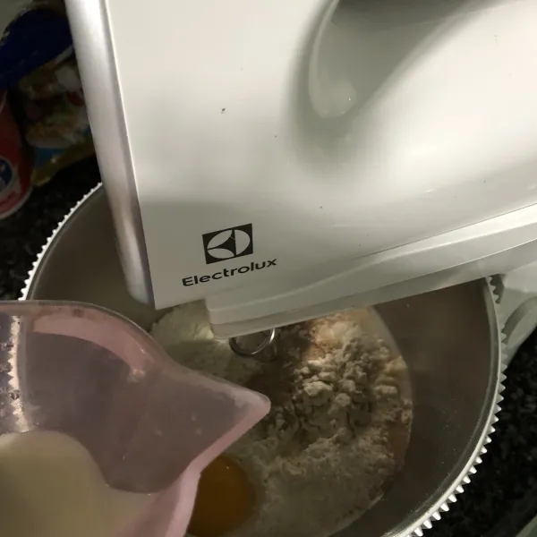 Mixer semua bahan kecuali butter.