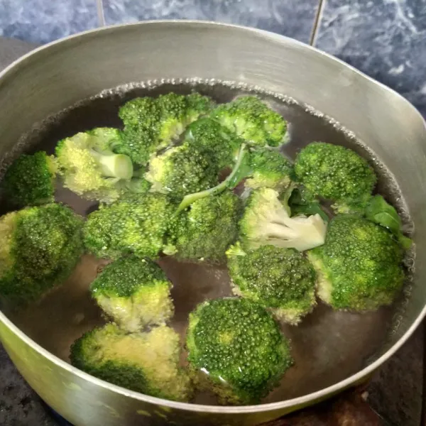 Rebus brokoli terlebih dahulu.