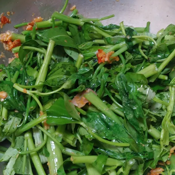 Masukan kangkung lalu aduk cepat supaya matang merata.