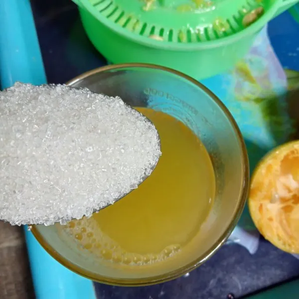 Campur air jeruk, air hangat dan gula pasir, lalu aduk hingga gula larut.
