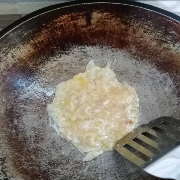 Panaskan minyak goreng, masukan telur kemudian orak-arik.