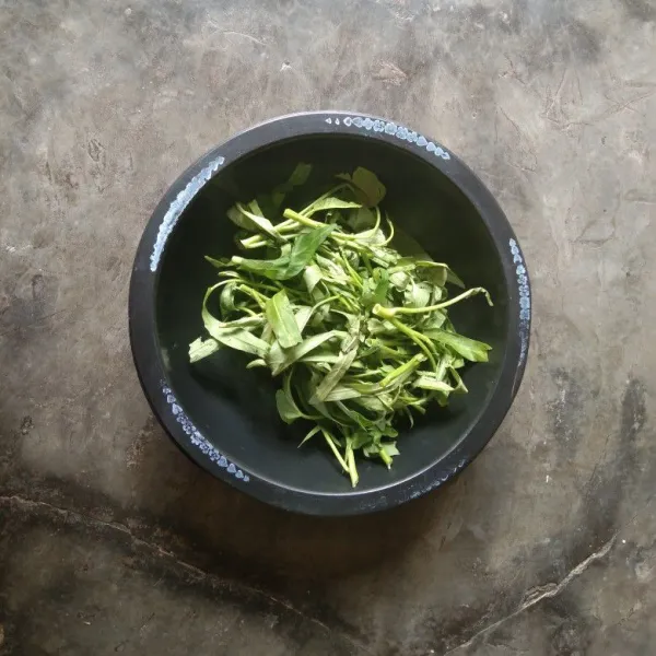 Potong dan bersihkan kangkung.