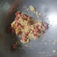 Tambahkan telur yang sudah dikocok, kemudian aduk rata.