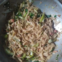 Masukkan kwetiau, aduk hingga warna merata.