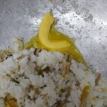 Masukan margarin sampai meleleh, aduk rata dengan nasi