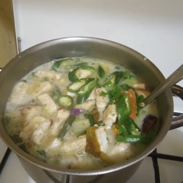 Tambahkan irisan bawang daun, tomat dan cabe hijau masak hingga semua matang