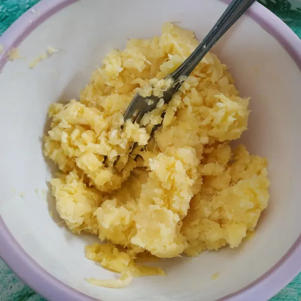 Lumatkan tape menggunakan garpu.