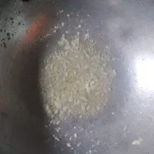 Geprek bawang putih, kemudian tumis hingga harum.