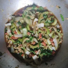 Tambahkan air, masukkan garam, merica, dan kecap manis. Masak hingga mendidih, koreksi rasa.