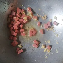 Masukkan luncheon, masak sebentar.