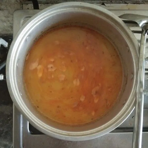 Setelah kompor dimatikan tambahkan bawang goreng.