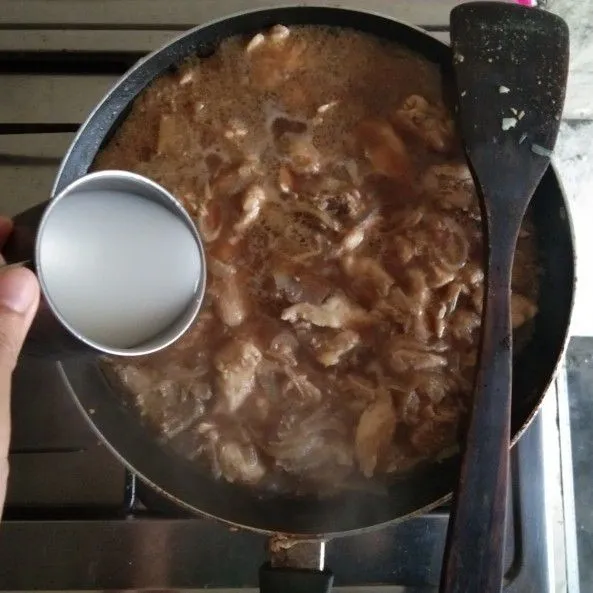 Tambahkan air yang dicampur tepung tapioka (Ps; saat memasukkan, aduk-aduk agar tidak menggumpal).