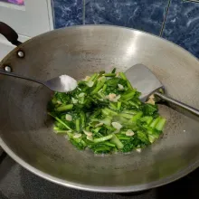 Beri garam, dan kaldu jamur. Aduk rata, tes rasa.