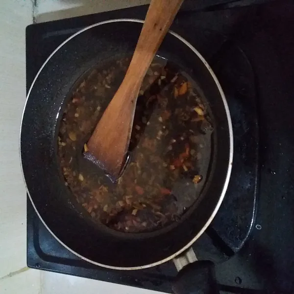 Panaskan minyak goreng. Tumis bawang merah, bawang putih hingga harum. Tuang air kaldu, tambahkan kecap. Masak hingga mendidih. Matikan api
