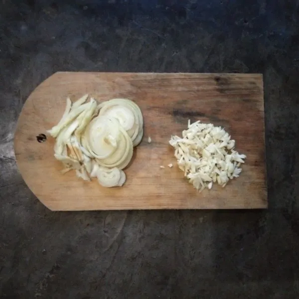 Potong bawang bombay tipis-tipis. Cincang halus bawang putih.