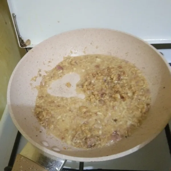 Tumis bumbu halus hingga harum, sisihkan