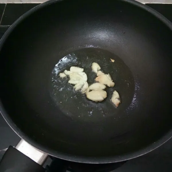 Panaskan minyak goreng, tumis bawang putih hingga harum.