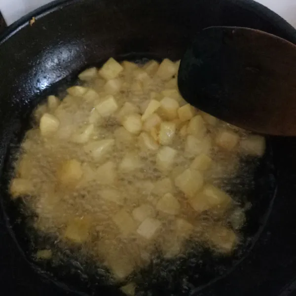 Goreng kentang hingga setengah kering. Tiriskan.
