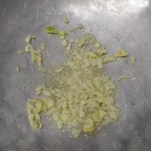 Panaskan sedikit minyak goreng, tumis bawang putih sampai harum