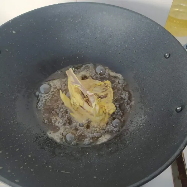 Angkat ayam dari kuah soto, tiriskan. Kemudian goreng dalam minyak panas sampai matang. Lalu suir-suir. Sajikan soto kudus bersama pelengkapnya.