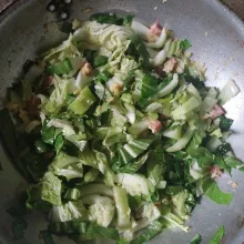 Masukkan sayuran, masak hingga layu.